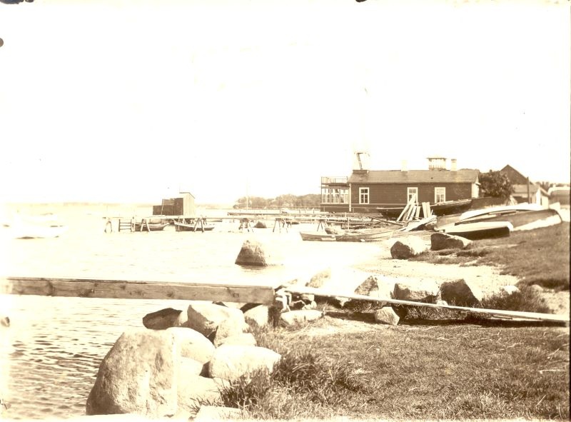Foto. Haapsalu Vanasadam: jahtklubi hoone heisatud lipuga, paadisillad, paadid. u 1900.