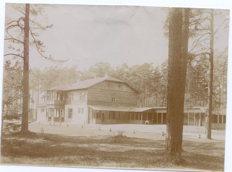 Foto. Paralepa kõrtsihoone. Kahekorruseline laudvoodriga hoone. u 1910.