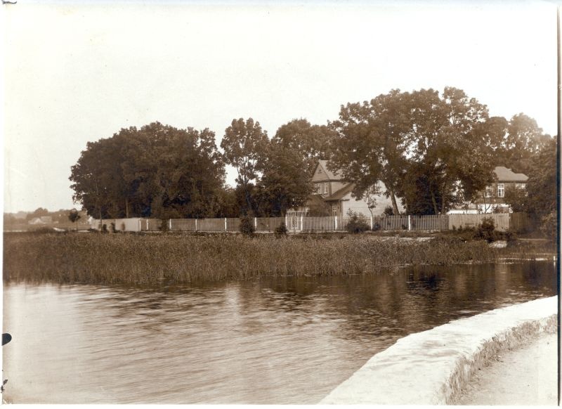 Foto. Aafrika rand Haapsalus. Esiplaanil kaldakindlustus ja roostik. Keskel kaks elumaja aiaga. u. 1915