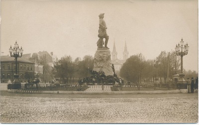 Fotopostkaart. Peeter I ausammas Tallinnas Vabaduse väljakul end Heinaturg. 1910.  duplicate photo