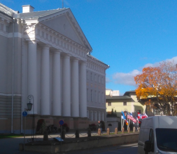 Ülikooli hoone rephoto