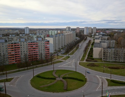 Väike-Õismäe elamurajoon, kõrgvaade hoonestusele, esiplaanil ringtee rephoto