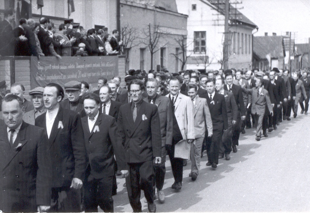 Foto. Suure Isamaasõja veteranide demonstratsioon Võrus 9.mail 1965.a.võidu 20.aastapäeval.