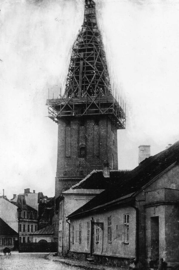 Jaani kirik: remont. Tellingutes tornikiiver. 
Vaade piki Lutsu tänavat. Tartu, 1910-1913.