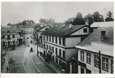 Promenaadi tänav, vaade Riia t suunas. Ees paremal majaseinal nn Tillemanni kell. Ees ristub Uueturu t. Kauguses Tartu tütarlaste gümnaasiumi hoone (varem Tartu reaalkool). Tartu, 1920-1930.  duplicate photo