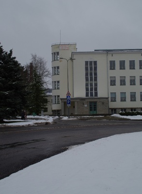 Rakvere Gümnaasiumi pere pidulik retk vanast koolimajast uude koolimajja rephoto