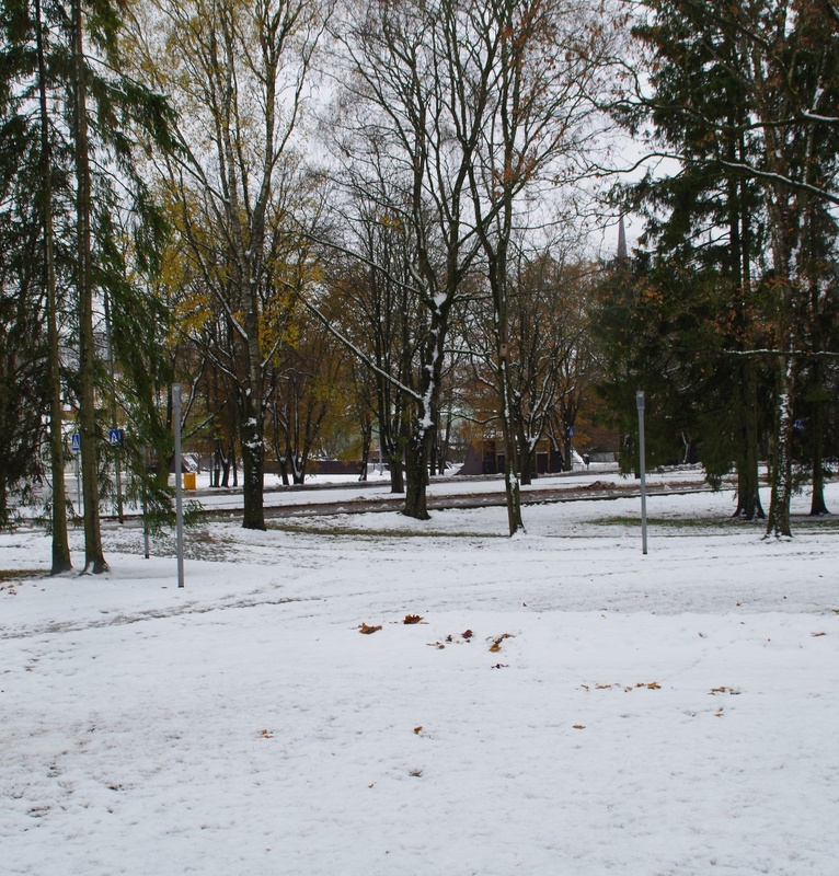 Rakvere, vaade ausambamäe pargist kiriku poole rephoto