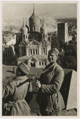 Sõjaväelased V. Vjurkov ja N. Golovan nõukogude lipuga Toompeal, tornis  similar photo