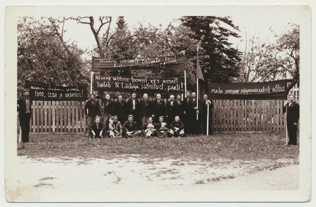 foto, Viljandi, 1940.a. kommunistid loosungitega Koolipargis