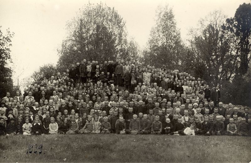 Foto. Koolifoto 1939.a. Saru, Mõniste ja Vastse-roos koolide õpilased korrastustöödel Mõniste pargis