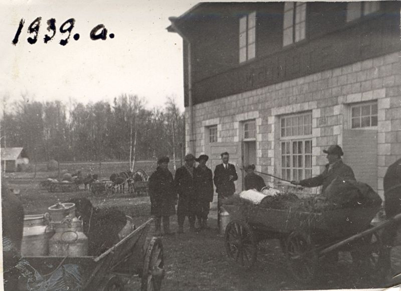 Foto. Vaade Mõniste meierei õuele 1939.a.