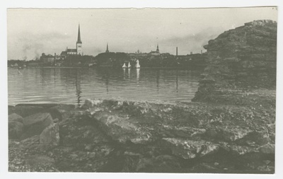 Vaade Tallinnale Topeltpatarei varemetelt  duplicate photo