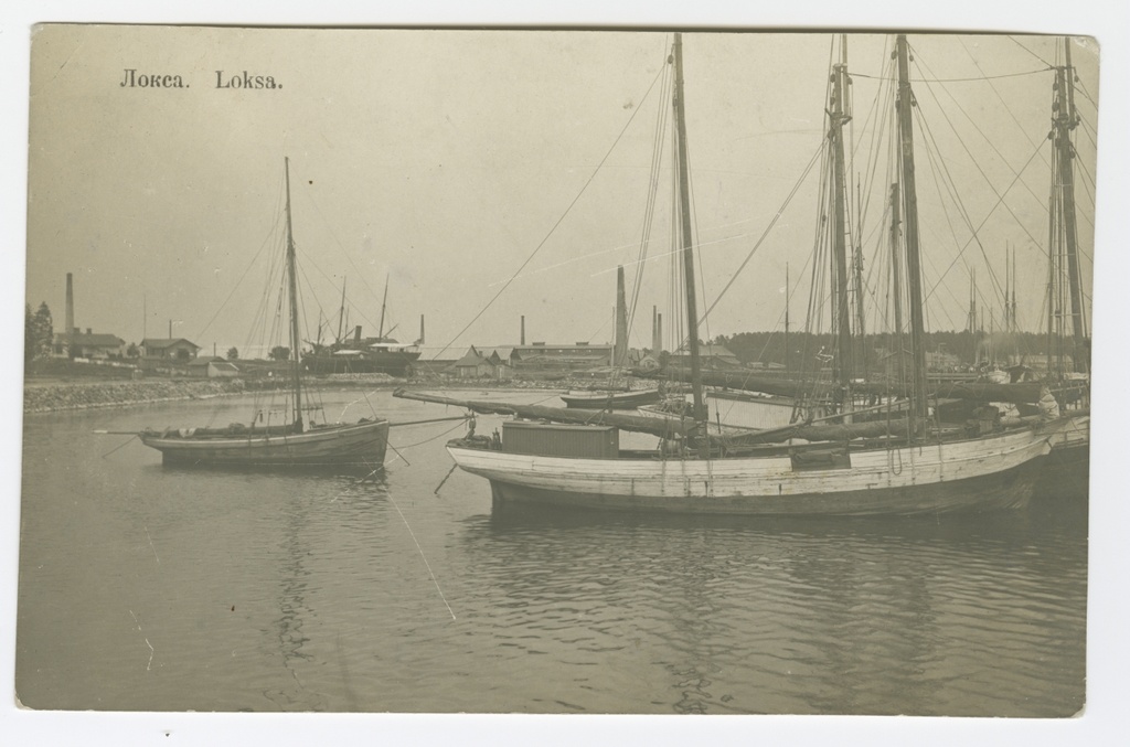 Purjelaevad Loksa sadamas. Kaugemal paistmas tellisetehas.