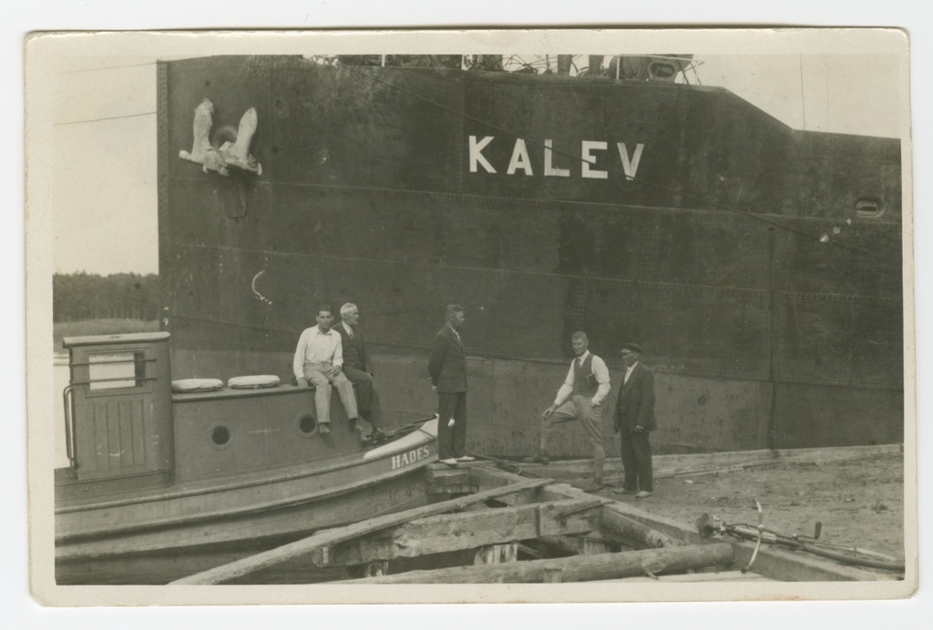 Tallinna Laevaühistule kuuluv kaubalaev "Kalev" kai ääres