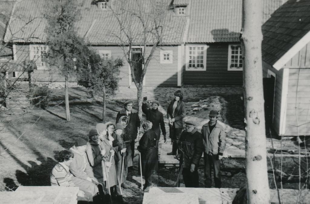 Rakvere linnakodaniku maja õuel