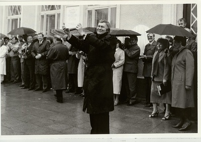 foto, Paide  linnale omavalitsusstaatuse kinnitamine Keskväljakul 1991.a.  duplicate photo