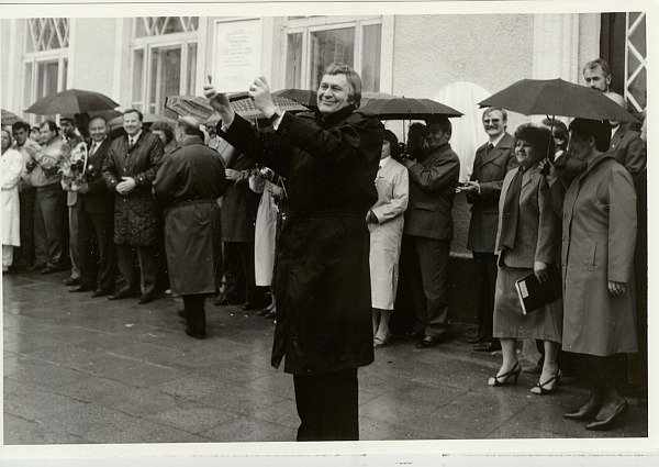 foto, Paide  linnale omavalitsusstaatuse kinnitamine Keskväljakul 1991.a.