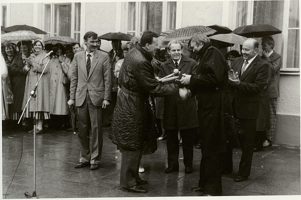 foto, Paide  linnale omavalitsusstaatuse kinnitamine Keskväljakul 1991.a.