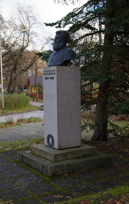 Juhan Kunderi monument Rakveres rephoto