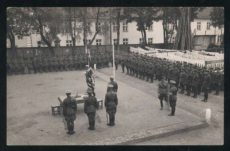 fotopostkaart, Viljandi, , Jakobsoni tn, Sakala jalaväe rügement, noorsõdurite vannutamine, pesunöörid pesuga, u 1928