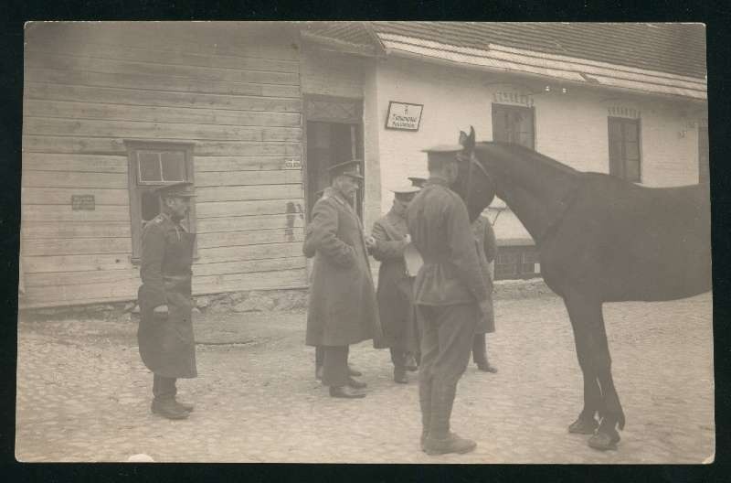 fotopostkaart, Viljandi, Posti tn, Sakala jalaväe rügement, siseõu, hobune, sõjaväevormis mehed, u 1925