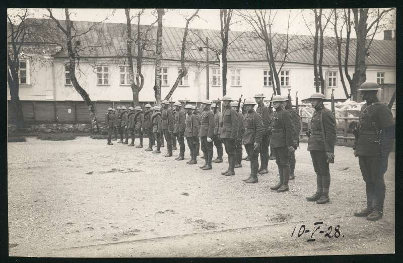 fotopostkaart, Viljandi, Jakobsoni tn, Sakala jalaväe rügement, õppus õuel, 10.05.1928
