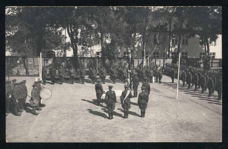 fotopostkaart, Viljandi, jakobsoni tn, Sakala jalaväe rügement, noorsõdurite vannutamine?, u 1928