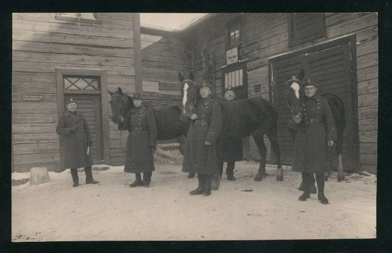 fotopostkaart, Viljandi, Posti tn, Sakala jalaväe rügement, siseõu , sõjaväelased, hobused, u 1925