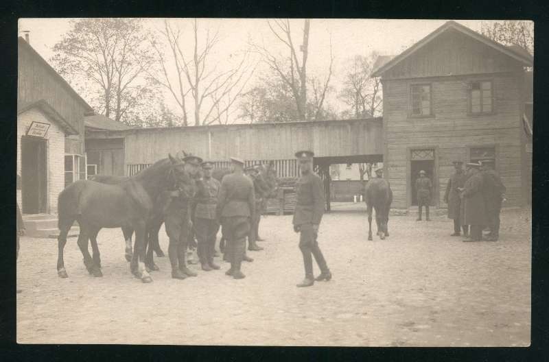 fotopostkaart, Viljandi, Tallinna tn 10,12 hoov (Jakobsoni ja Posti tn vahel), Sakala jalaväe rügement, siseõu, ühisköök, sõdurid, hobused, u 1925