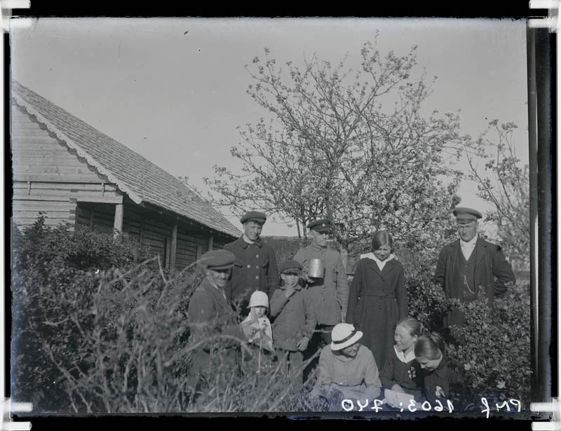 klaasnegatiiv, Roometi talus aida ees, Lõõla 1920-30-ndad a.