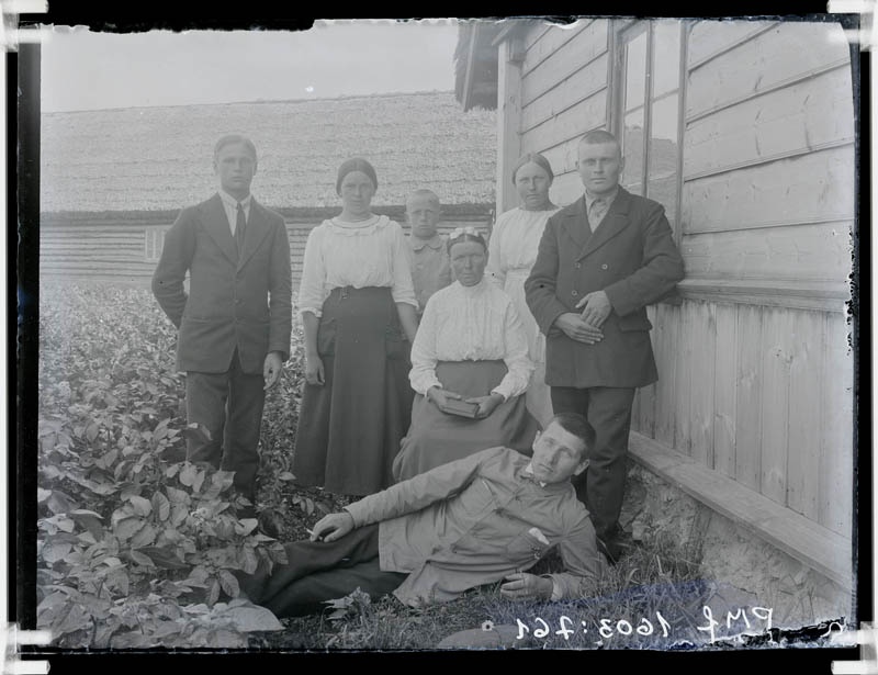 klaasnegatiiv, seltskond Simmu talu juures, Lõõla 1920.a.