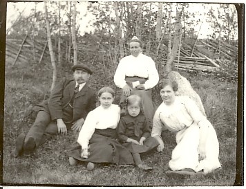klaasnegatiiv, Jaani talu maadel asuva Tohtenbergi sauna elanikud Lõõlas 1919.a. paiku