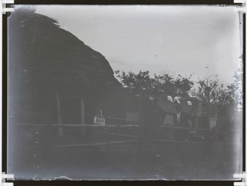klaasnegatiiv, talu õuel, Lõõla 1920-ndad a.