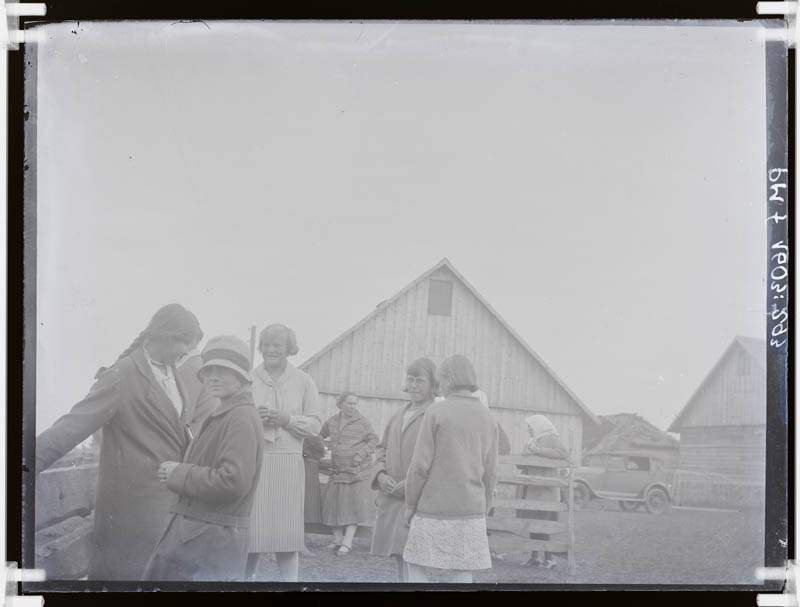 klaasnegatiiv, noored talu õuel, Lõõla 1920-ndad a.