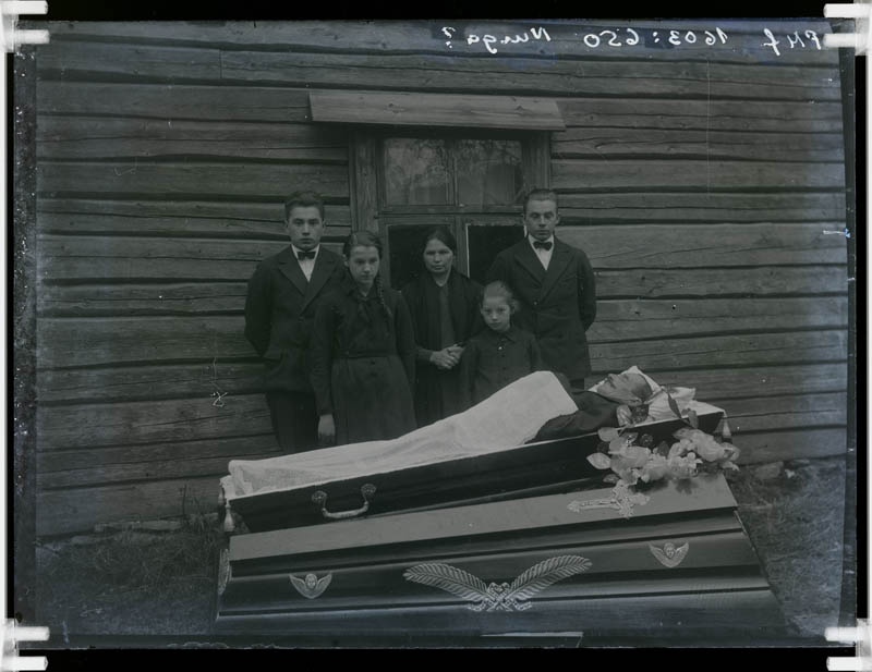 klaasnegatiiv, matused Vissuveres, Jüri talu peremees Hans Treier puusärgis 1920-1930-ndad a.