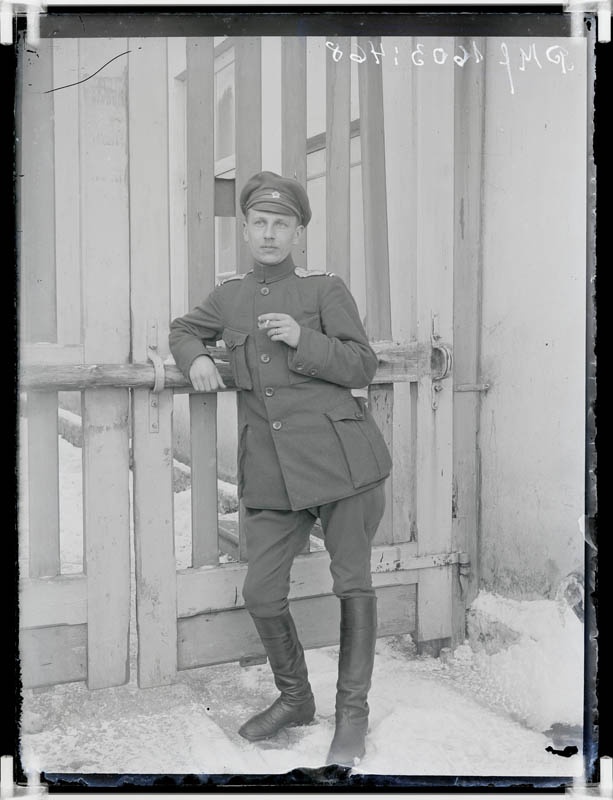 klaasnegatiiv, sõjaväevormis mehed hobustel 1918-1920-ndad a.