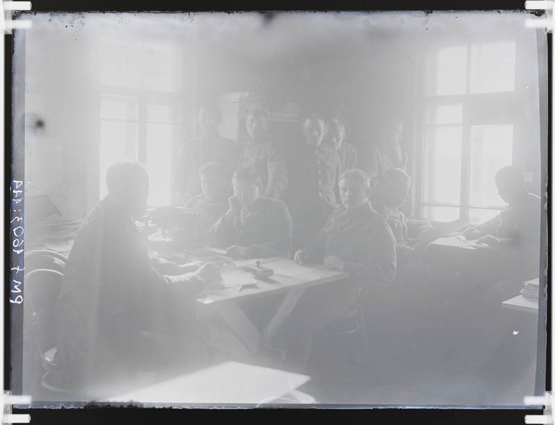 klaasnegatiiv, sõjaväevormis mehed ümber laua 1917-1920.a. paiku