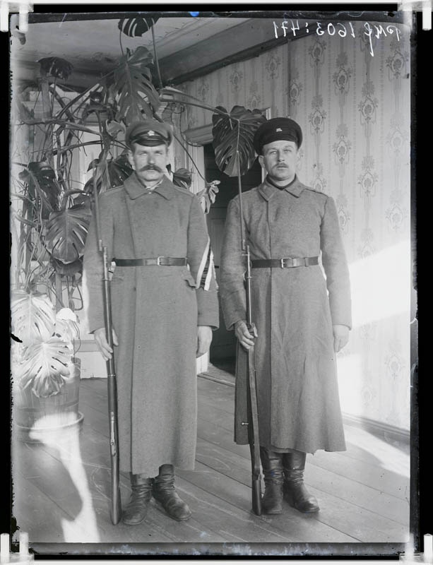 klaasnegatiiv, 2 sinelites sõjaväelast 1920.a.