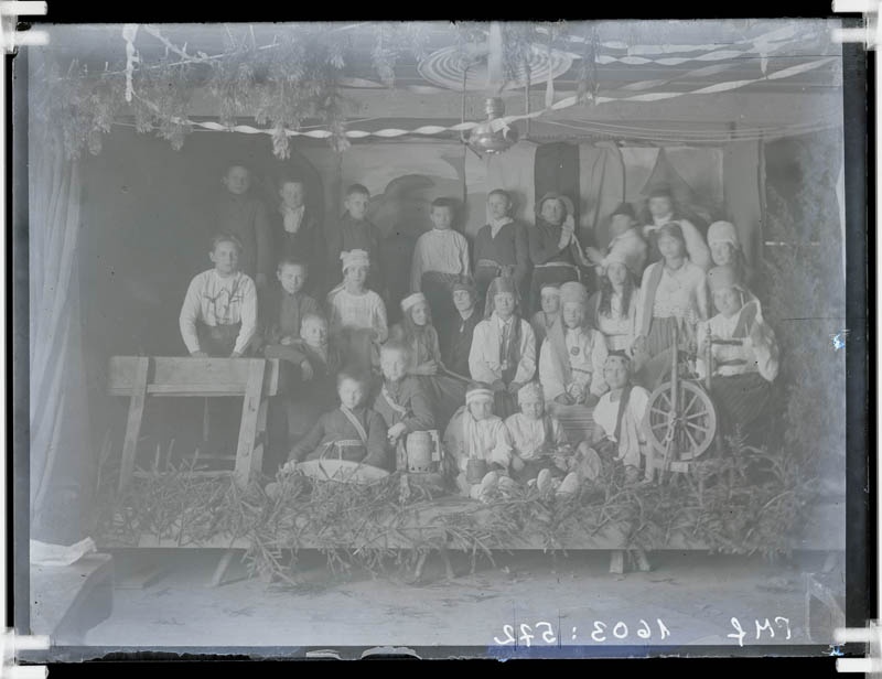 klaasnegatiiv, Lõõla algkooli õpilased näitemängu mängimas 1920.a. paiku