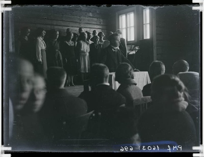 klaasnegatiiv, Piiumetsa algkoolis, kõneleb Märt Ulk 1931.a.  similar photo