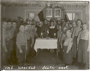 klaasnegatiiv, Lõõla algkooli noorkotkad ja kodutütred 1937. a. paiku