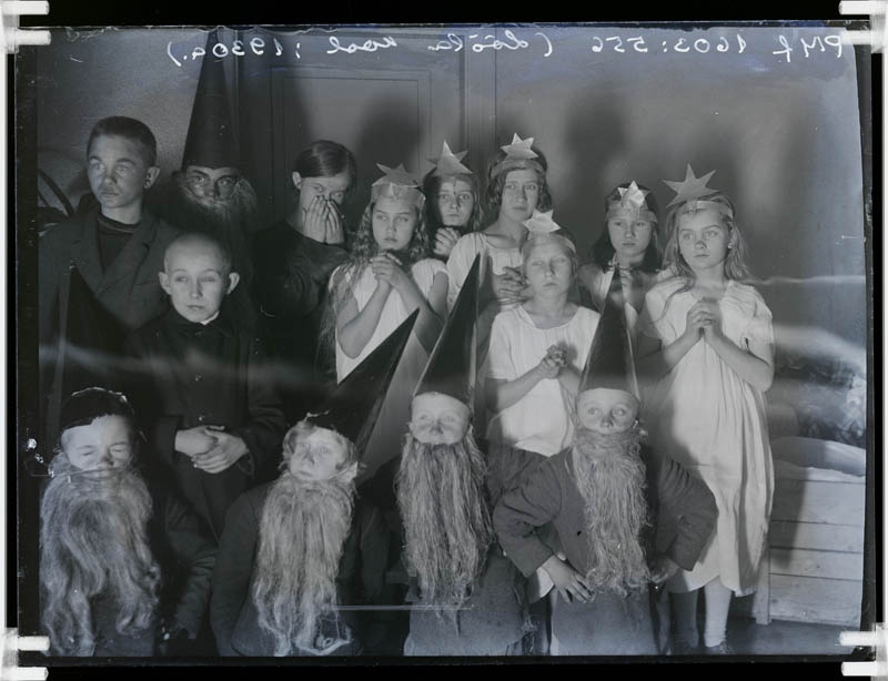 klaasnegatiiv, jõuluetendus Lõõla algkoolis 1930.a. paiku