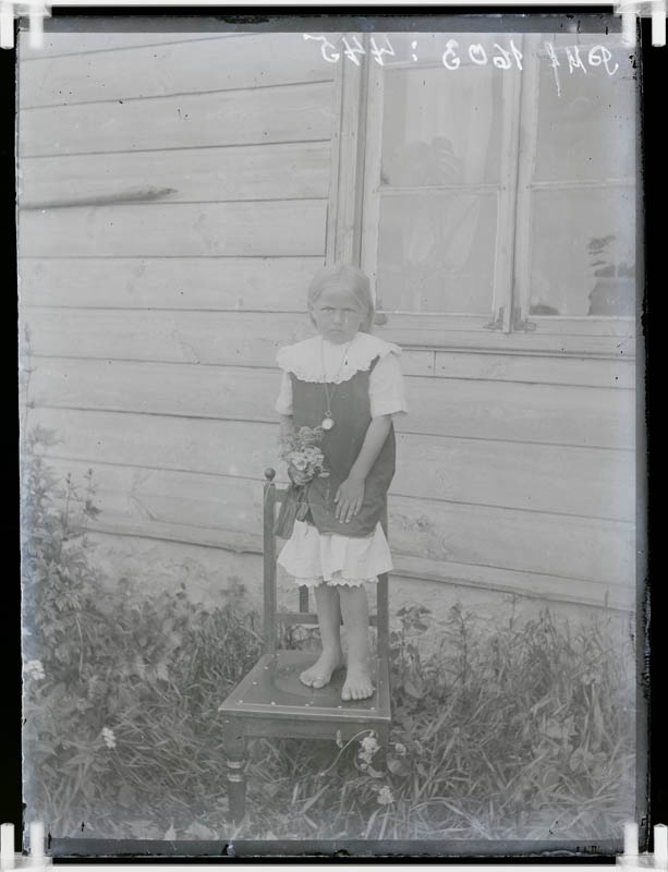 klaasnegatiiv, väike tüdruk, Lõõla 1920-ndad a.