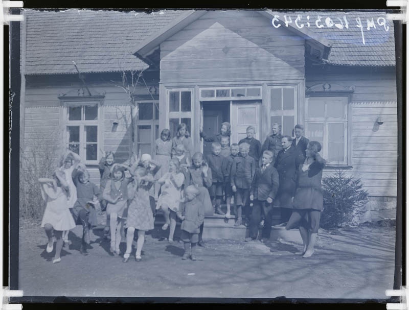klaasnegatiiv, õpilased Lõõla kooli ees 1928.a.