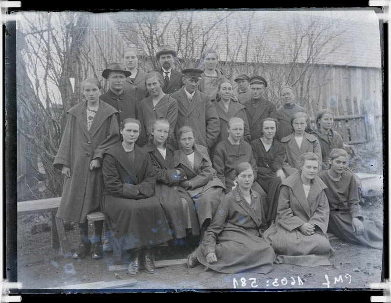 klaasnegatiiv, Lõõla noored kooli ees 1918-20.a.
