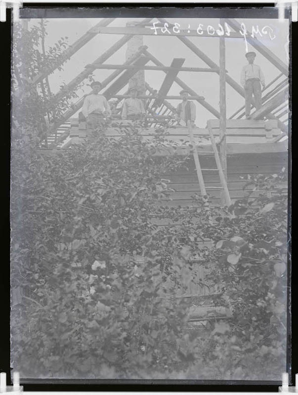 klaasnegatiiv, ehitus Kuuramatsil, Lõõla 1920. a.