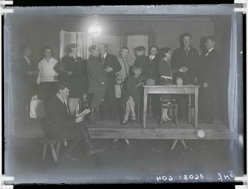 klaasnegatiiv, puuriida juures, Lõõla näitering 1930.a. paiku