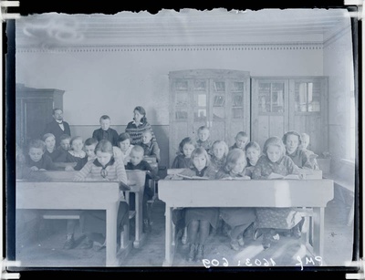 klaasnegatiiv, Lõõla koolitunnis 1932.a.  similar photo