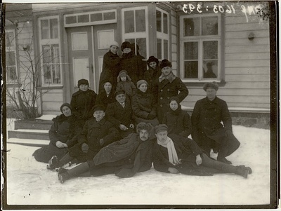 klaasnegatiiv, Lõõla laulukoor kooli ees 1920.a. paiku  similar photo