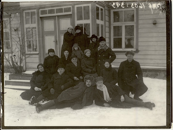 klaasnegatiiv, Lõõla laulukoor kooli ees 1920.a. paiku